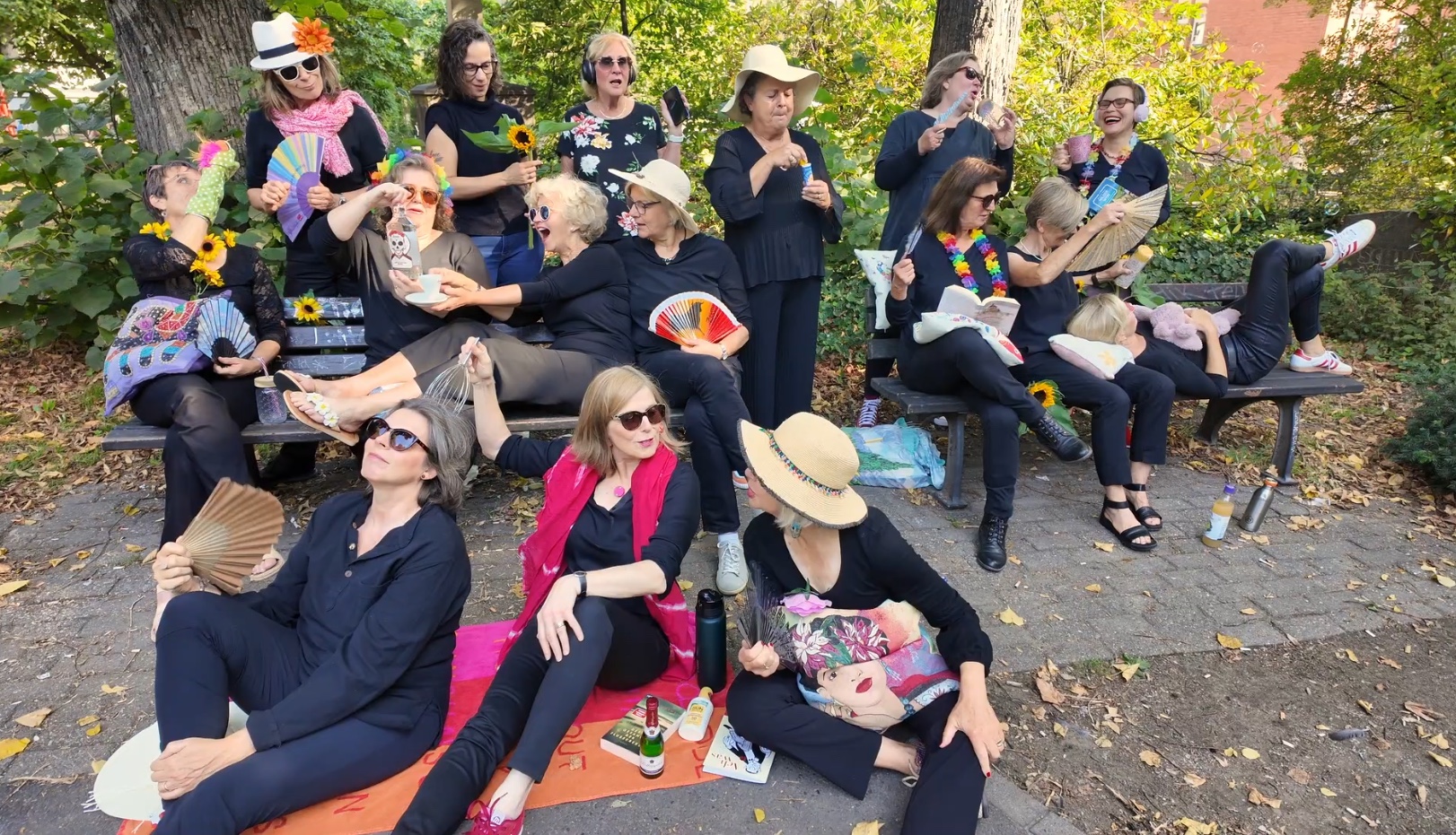 Die RuhrChoriFeen in einer lebendigen, humorvollen Ensembleszene im Park